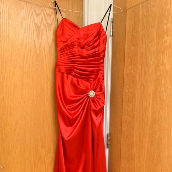 DAZZLING RED SATIN TYPE STRAPLESS EVENING BALL GOWN WITH RHINESTONE BROOCH - Picture 1 of 4
